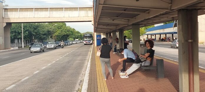 Vítima de 28 anos foi atingida por duas facadas e morreu no hospital: criminoso fugiu levando R$ 250,00.