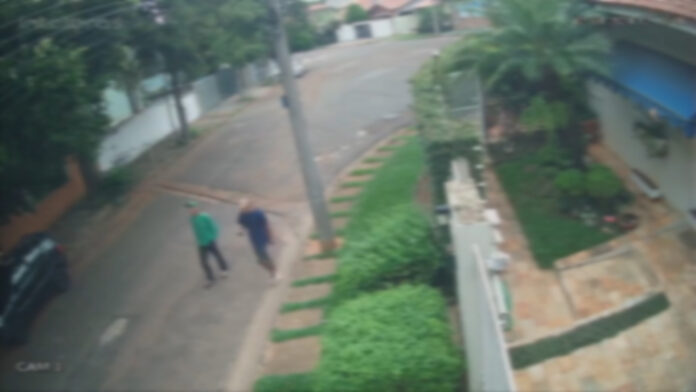 Criminsos invadiram o imóvel que estava com o portão aberto no Jardim Costa e Silva em Campinas: câmera de segurança gravou a chegada de três suspeitos.