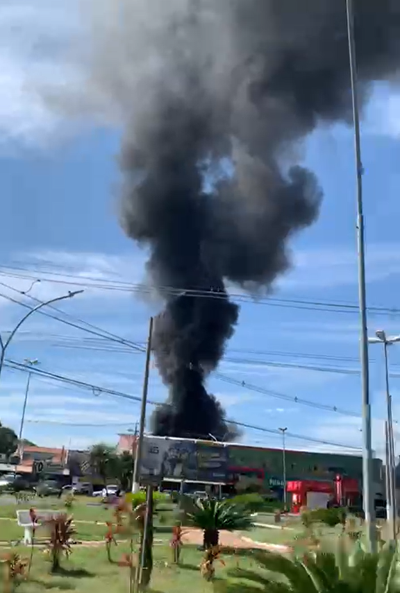 Incêndio atinge caminhão em depósito de recicláveis na cidade de Sumaré