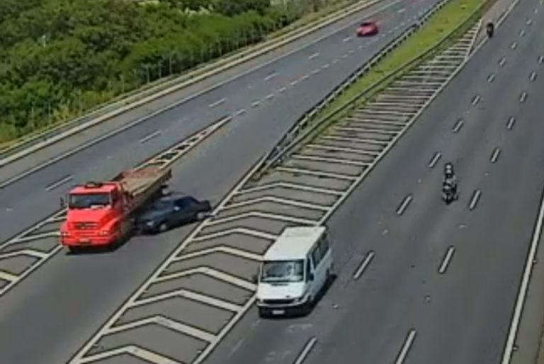 Motorista causa acidente na rodovia após fazer conversão proibida; veja vídeo