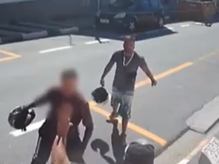 Motoboy justiceiro flagra roubo e briga com criminosos