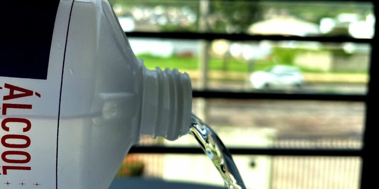 Anvisa proibe venda de álcool 70% líquido