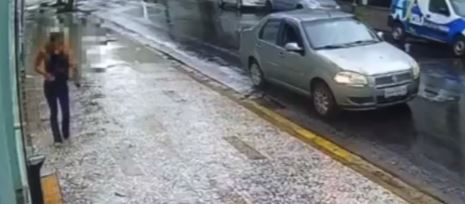 “Nojento!”: homem com genital à mostra oferece carona para mulheres enquanto se masturba dentro de carro em Santos