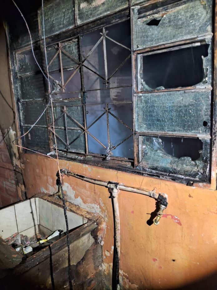 Vítima de 12 anos sofreu queimaduras de segundo e terceiro grau: imóvel ficou destruído e foi interditado pela Defesa Civil.
