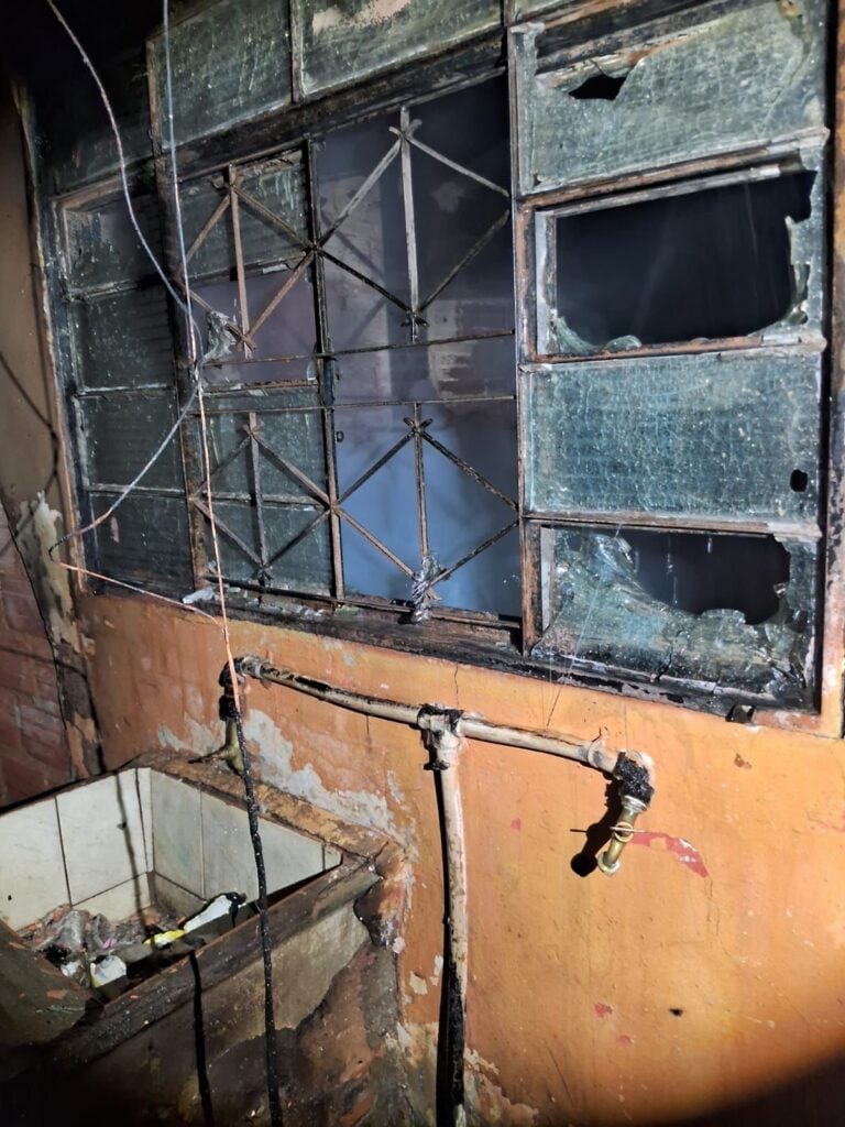 Vítima de 12 anos sofreu queimaduras de segundo e terceiro grau: imóvel ficou destruído e foi interditado pela Defesa Civil.