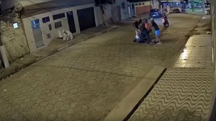 Ladrão empurra mulher e rouba moto em São Vicente; VÍDEO