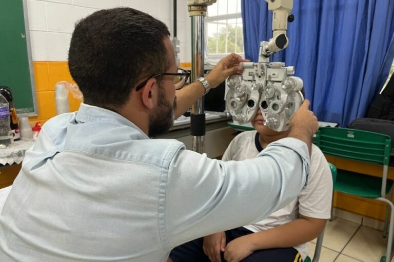 Alunos de São Vicente realizam exames oftalmológicos e ganham óculos gratuitos