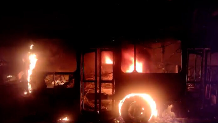 19 veículos ficaram destruídos e polícia vai investigar as causas do incêndio