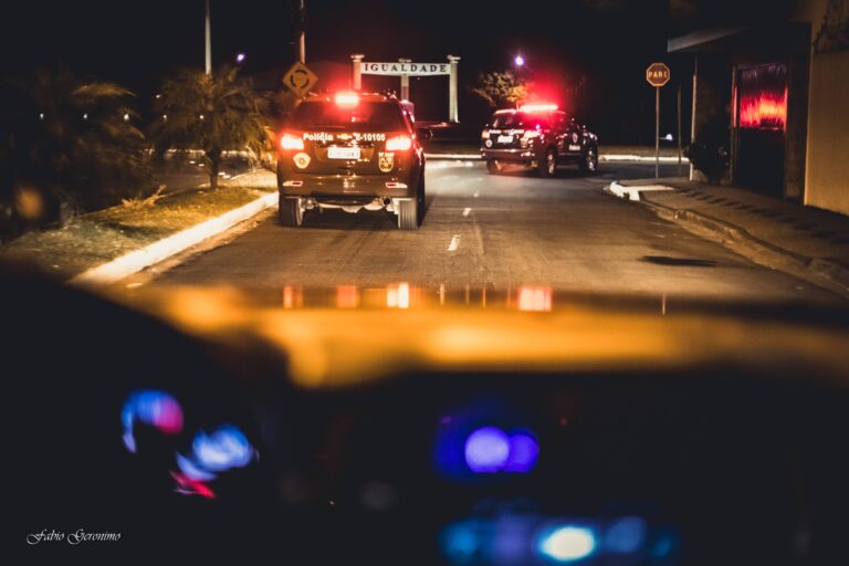 Vítima teve que negociar com suspeitos para retirar filho menor de idade de dentro do carro antes de bandidos fugirem em Rio Claro.