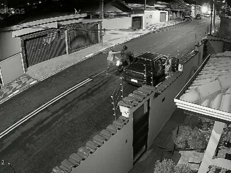 Criminosos roubam carro de duas mulheres em frente a própria residência