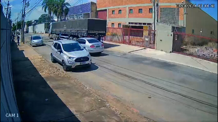 Vítima era do Paraná e havia feito uma entrega em Campinas. A vítima foi ameaçada e liberada com outras duas outras vítimas que também eram caminhoneiros.