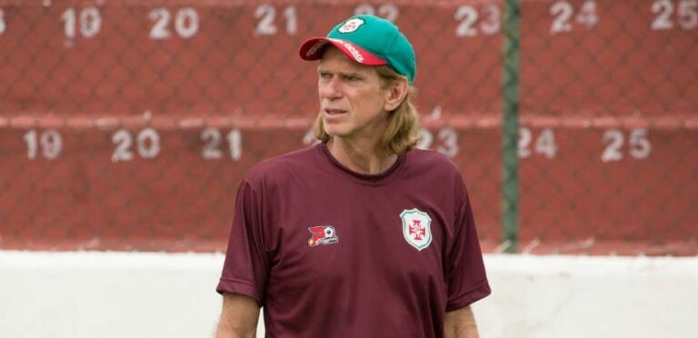 Sérgio Guedes, técnico da Portuguesa Santista, sofre infarto um dia após eliminação na Série A2