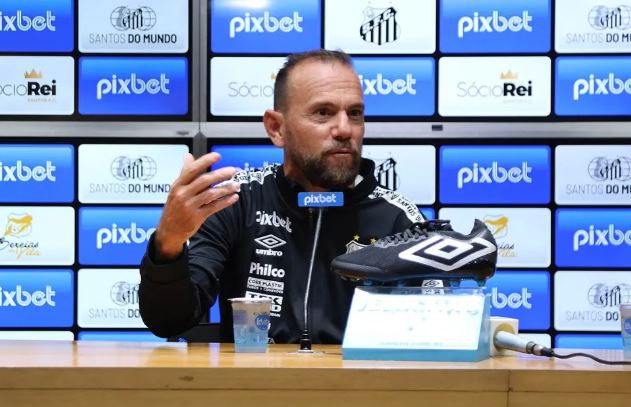 Após protestos, técnico acusado de assédio pede demissão do time feminino do Santos F.C.