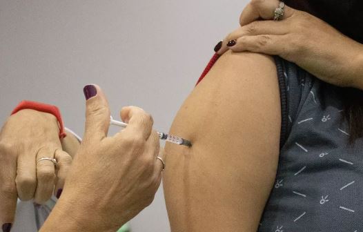 Sete policlínicas estão abertas neste sábado para vacinação em Santos