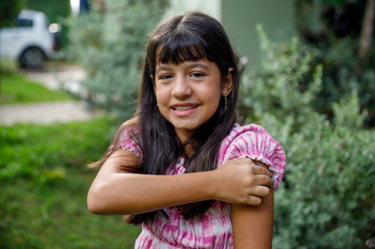 Criança de 11 anos é a primeira a receber a vacina contra dengue em Ribeirão Preto