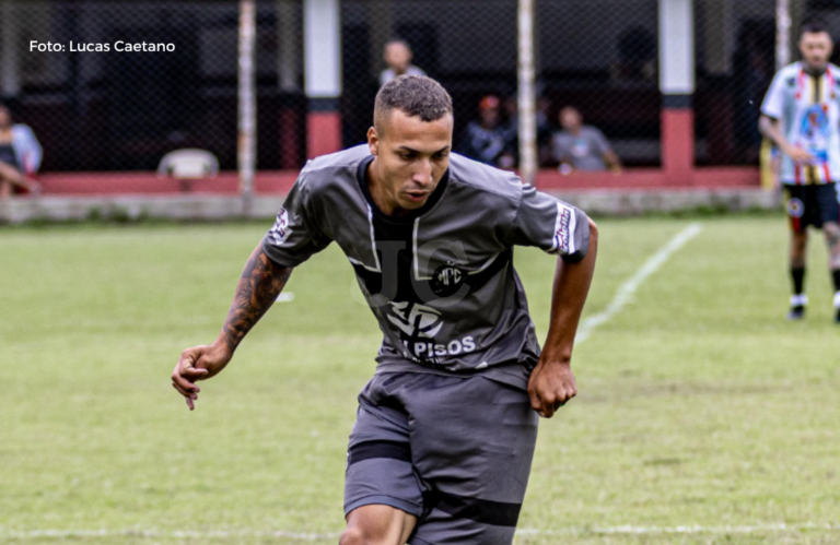 Jogador de futebol amador morre após bater cabeça em mureta durante a partida