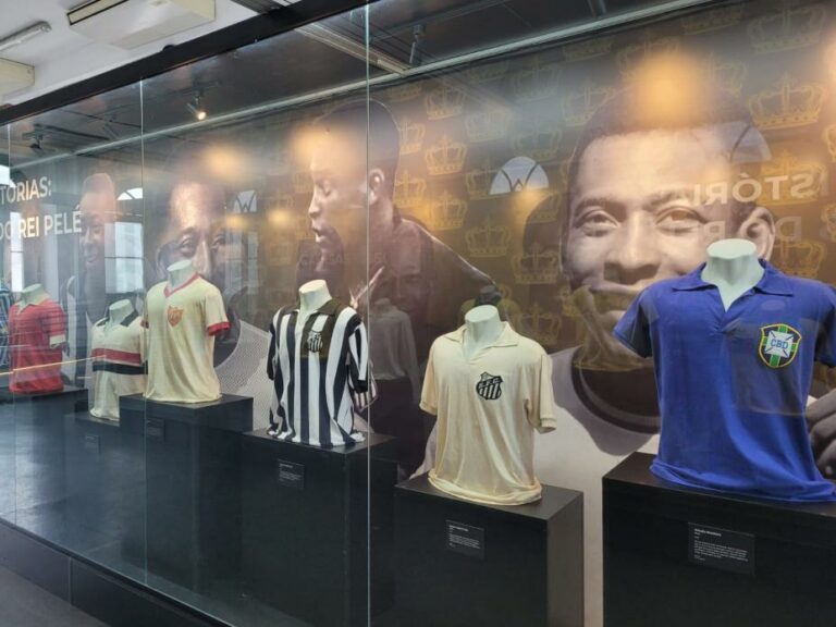 Santos: Museu Pelé abre exposição com as camisas com que o Rei desfilou nos gramados