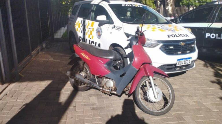 Mulher é presa em flagrante por pilotar Biz com placa divergente