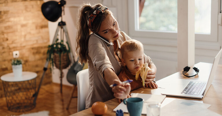 Mulheres dedicam, em média, 9,6 horas a mais do que os homens às tarefas domésticas
