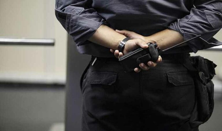 Segurança é agredido com capacetadas por expulsar cliente de boate em São Vicente