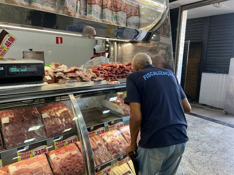 Guarujá multa cinco açougues em mais de R$ 7 mil reais: 472 kg de carne vencidas descartadas
