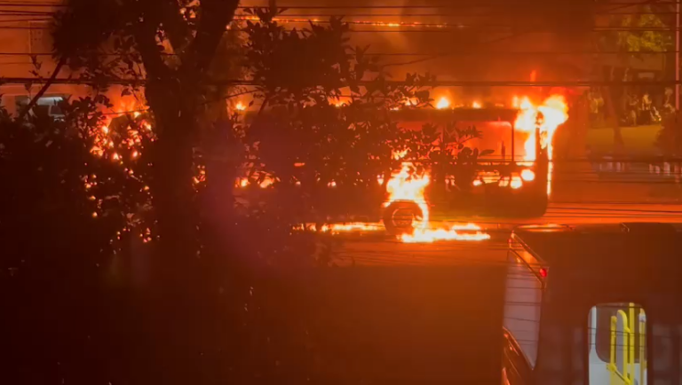 Empresa de transporte processa Santos FC, Prefeitura de Santos, CBF e governo de SP por ônibus incendiados após rebaixamento do clube