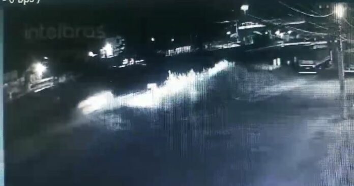 Câmeras de segurança flagraram acidente na Rodovia Santos Dumont; veja Câmeras de segurança flagraram acidente na Rodovia Santos Dumont; veja