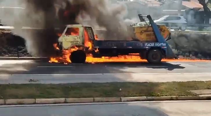 Caminhão pega fogo na Avenida John Boyd Dunlop