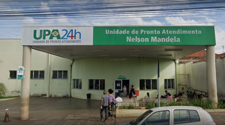 Com o objetivo de ver o namorado em atendimento, adolescente quebra porta da UPA com socos e chutes