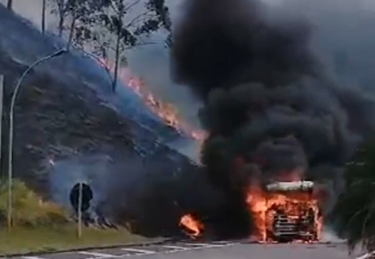 Caminhão carregado com barras de ferro pega fogo na rodovia dos Bandeirantes