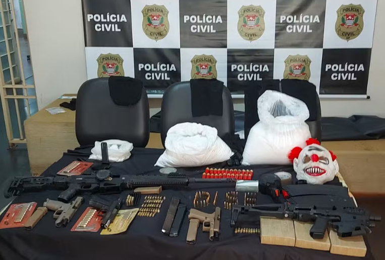 Mulher é presa com arsenal e mais de R$ 400 mil em cocaína no interior de SP