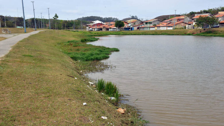 Homem morre afogado em lago do Interlagos, em São Jos