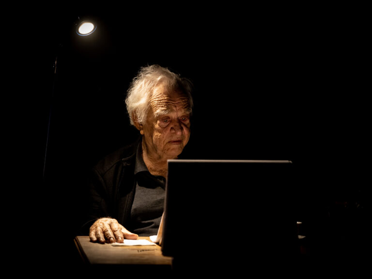 Rogério Fróes encena espetáculo durante o Projeto Terceiro Sinal