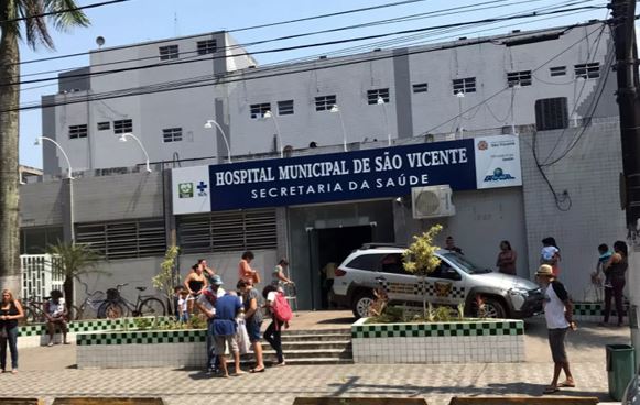 Laje do antigo Crei de São Vicente cai em área externa de casa vizinha e causa prejuízos