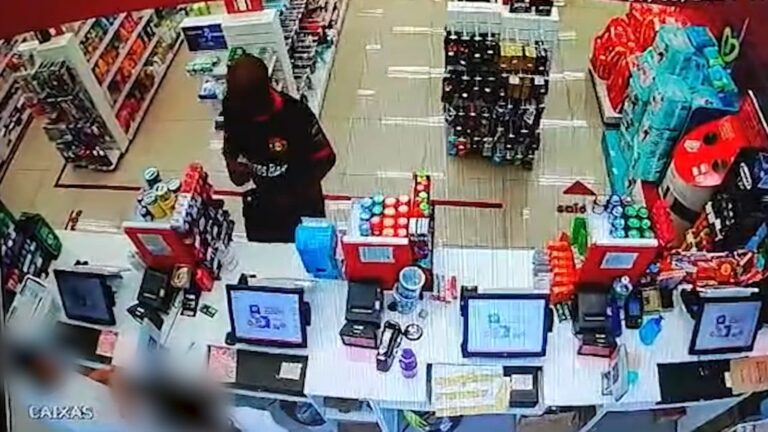 Homem invade farmácia, ameaça funcionários com faca e leva R$122; veja