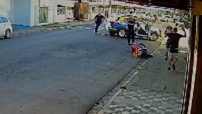 Motociclistas são atingidos por viatura da Guarda Municipal Motociclistas são atingidos por viatura da Guarda Municipal