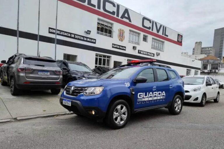 Homem dá chute em carro de aplicativo após motorista cancelar corrida e é detido em Santos