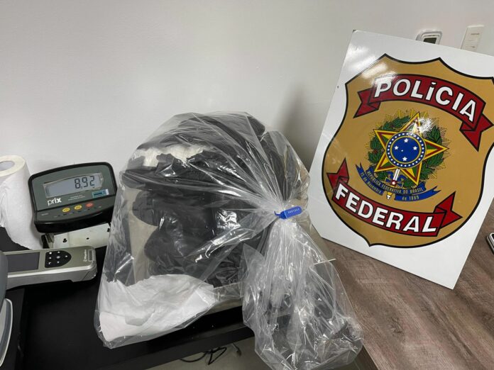 Polícia Federal prende passageira com 8,9kg de cocaína tentando embarcar para Europa