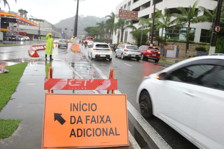 Faixa reversível é reativada na entrada de Santos; Motoristas ganham mais fluidez no trânsito
