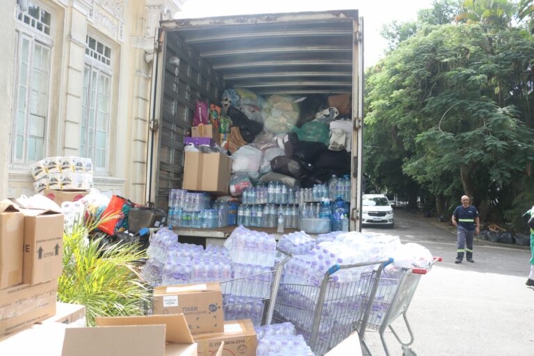 Caminhão do FSS de Santos, cheio de doações, está a caminho do Rio Grande do Sul