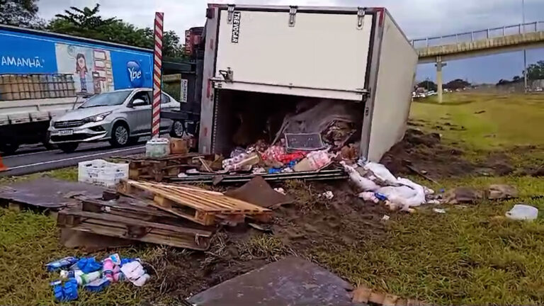 Tombamento de caminhão causa lentidão no km 90 da Rodovia dos Bandeirantes