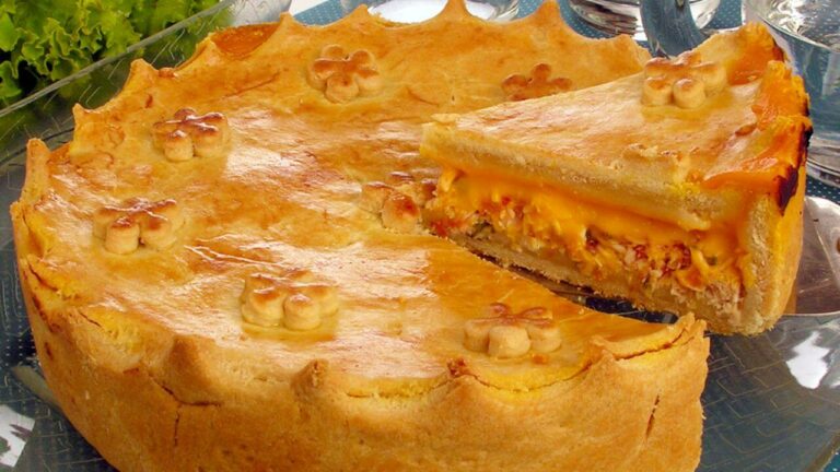 Conheça o preparo de uma deliciosa torta de frango com cheddar
