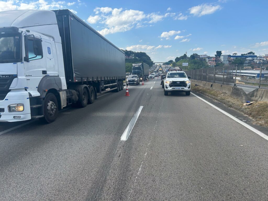Motociclista fica ferido após bater em caminhão na via Dutra