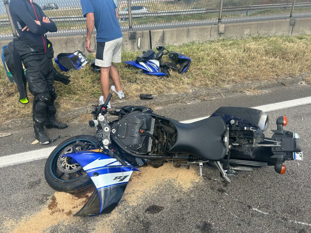 Motociclista fica ferido após bater em caminhão na via Dutra