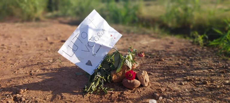 Moradores deixam homenagem onde corpo de Victória foi encontrado