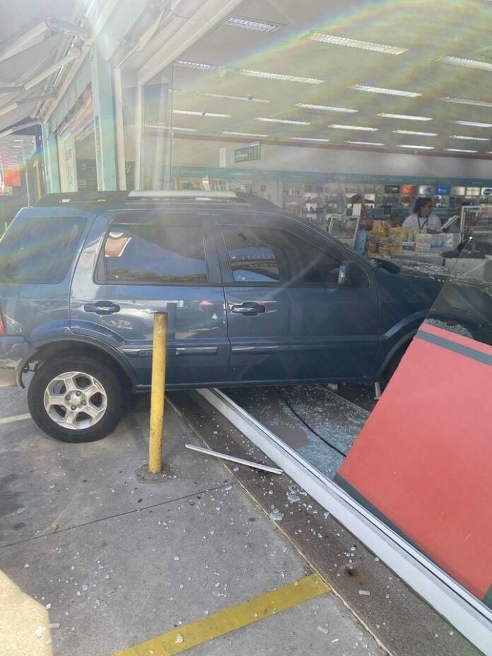 carro invade farmácia em sjc