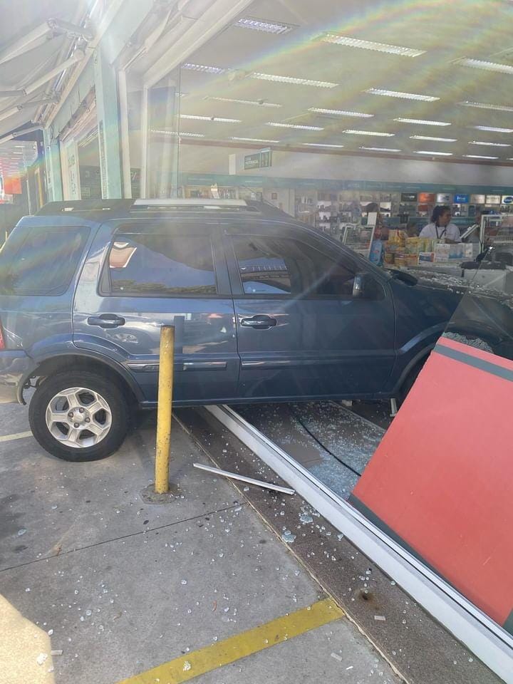 carro invade farmácia em sjc