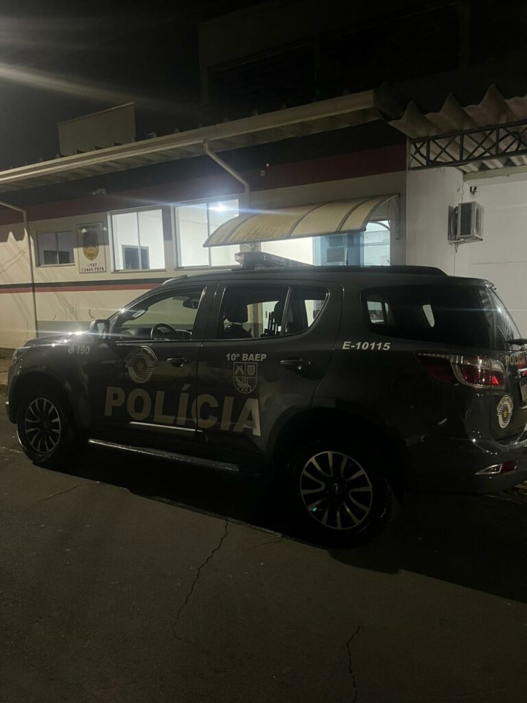 Adolescente é abordada e agredida por ladrão na frente de shopping