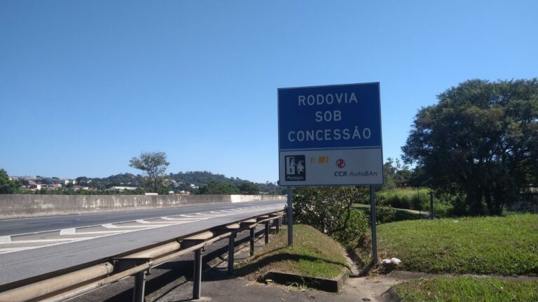 Carro em alta velocidade causa acidente na Rodovia Anhanguera