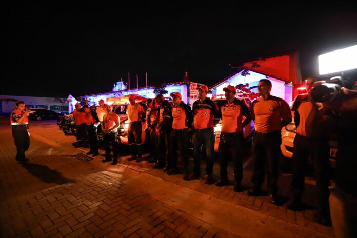 Agentes da Defesa Civil de São Sebastião embarcam em missão humanitária no RS